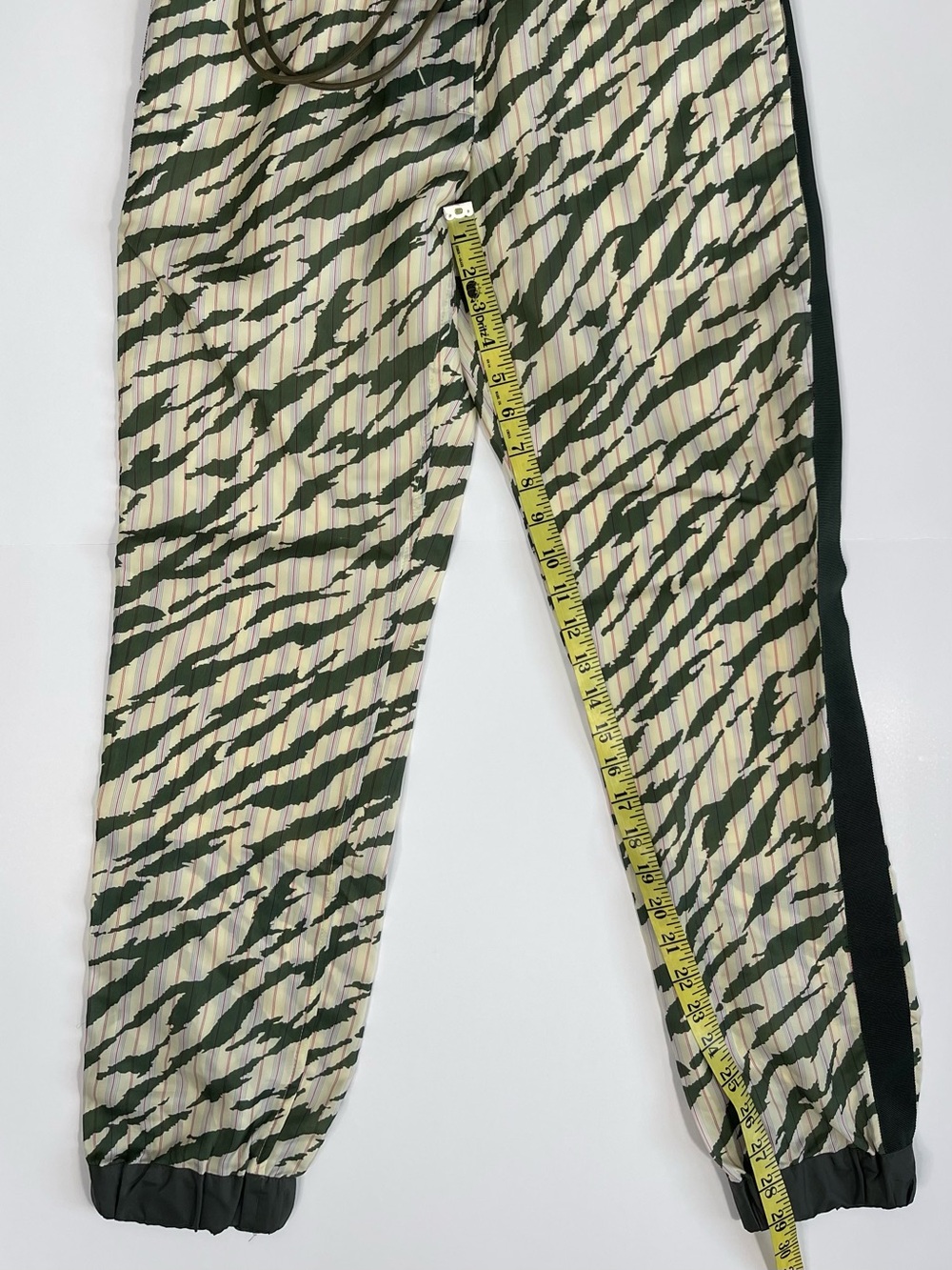SACAI luck Olive & Cream Tiger-Stripe Drawstring Joggers. Size: 3 - Picture 4 of 7